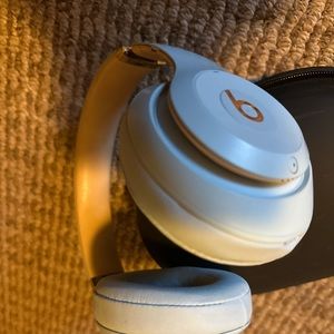 Beats Studio3 Wireless Noise Cancelling Headphones Crystal Blue